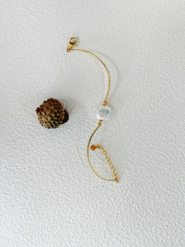 Golden Orb – Minimalist Pearl Bracelet