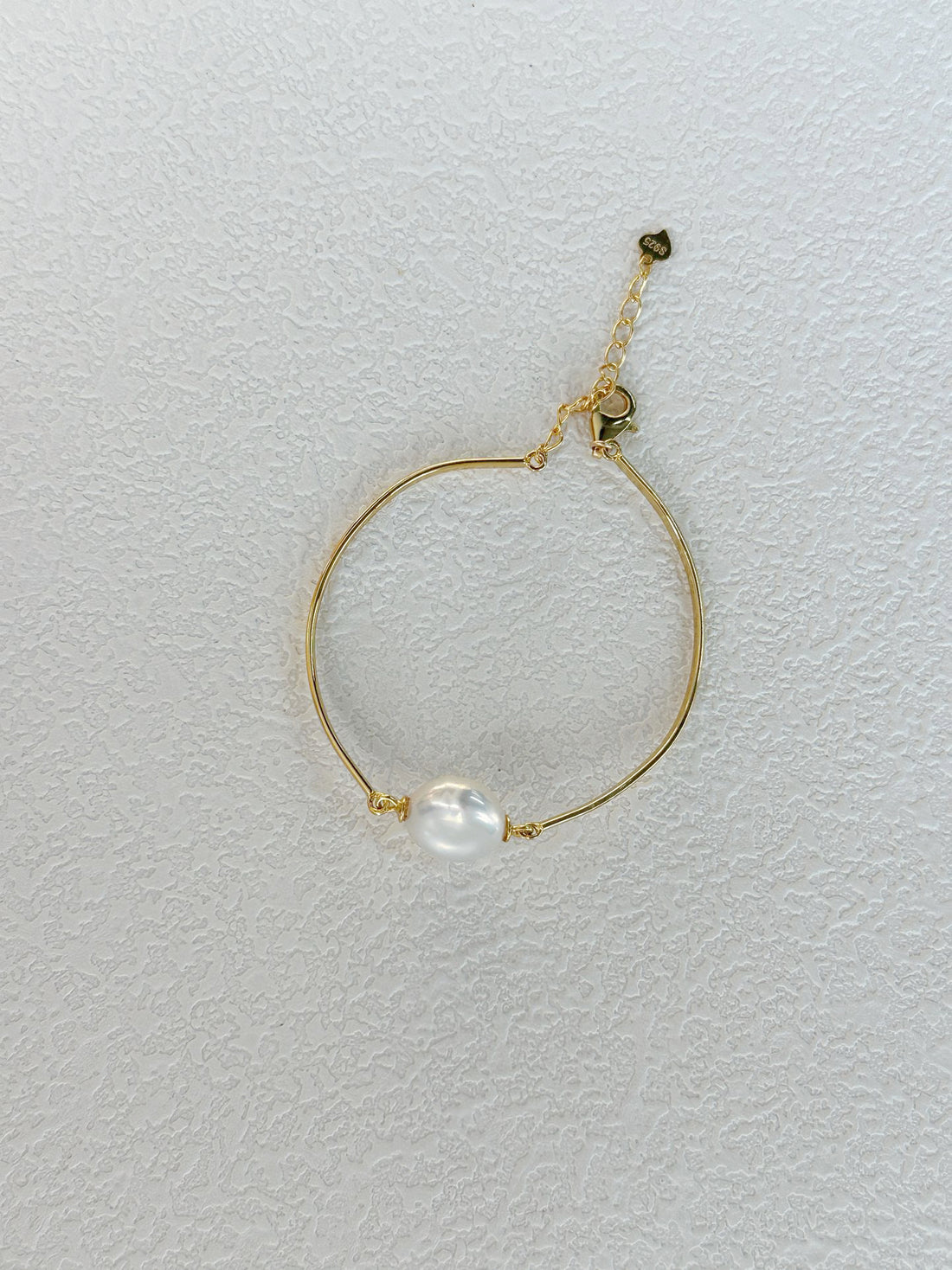 Golden Orb – Minimalist Pearl Bracelet
